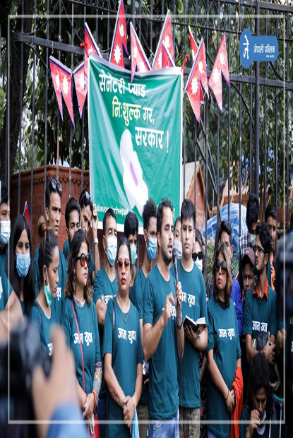 स्यानिटरी प्याड निःशुल्क बनाउन माग गर्दै आम युवाले यसरी गरे विरोध प्रदर्शन